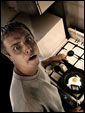 Испуганный парень готовит на кухне яичницу на ужин: 8 марта я, как заводной! Не удивительно, - ведь это - праздник твой!